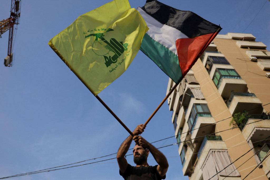 Obyvateľ Bejrútu s vlajkami Hizballáhu a Palestíny. FOTO: Reuters