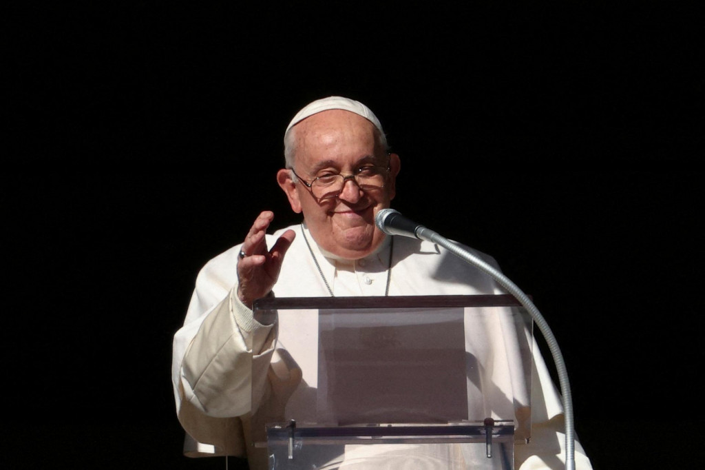 Pápež František vedie modlitbu z jeho okna vo Vatikáne. FOTO: REUTERS