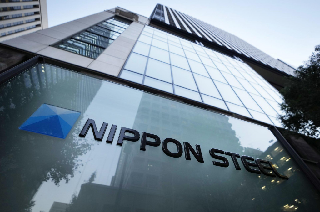 Logo japonského oceliarskeho koncernu Nippon Steel pred sídlom spoločnosti v Tokiu. FOTO: TASR/AP

