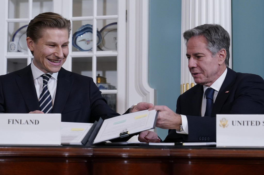 Šéf americkej diplomacie Antony Blinken (vpravo) a fínsky minister obrany Antti Häkkänen (vľavo) podpisujú dohodu o obrannej spolupráci medzi USA a Fínskom vo Washingtone. FOTO: TASR/AP
