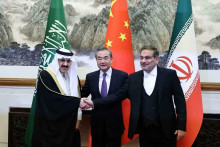Autokrati všetkých krajín, spojte sa! Člen politbyra Ústredného výboru Komunistickej strany Číny Wang Yi si podáva ruku s Ali Shamkhanim, tajomníkom iránskej Najvyššej rady pre národnú bezpečnosť a ministrom pre štátnu bezpečnosť Saudskej Arábie Musaadom bin Mohammedom Al Aibanom na stretnutí v Pekingu. FOTO: REUTERS