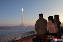 Severokórejský vodca Kim Čong-un sleduje odpálenie medzikontinentálnej balistickej rakety Hwasong-18. FOTO: Reuters