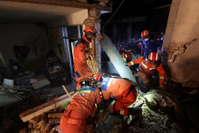 Záchranári vykonávajú pátracie a záchranné operácie v dedine Kangdiao po zemetrasení v čínskom okrese Čching-chaj. FOTO: Reuters