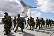Ruskí výsadkári pred nástupom do transportných lietadiel počas cvičenia v Bielorusku. FOTO: Reuters