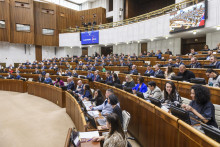 Na snímke plénum počas hlasovania o balíku opatrení na konsolidáciu verejných financií. FOTO: TASR/Jaroslav Novák