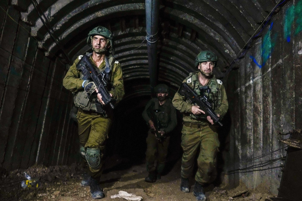 Izraelskí vojaci kráčajú v podzemnom tuneli, ktorý podľa armády použili príslušníci palestínskeho militantného hnutia Hamas na prepadnutie hraničného priechodu Erez medzi Izraelom a Pásmom Gazy. FOTO: TASR/AP
