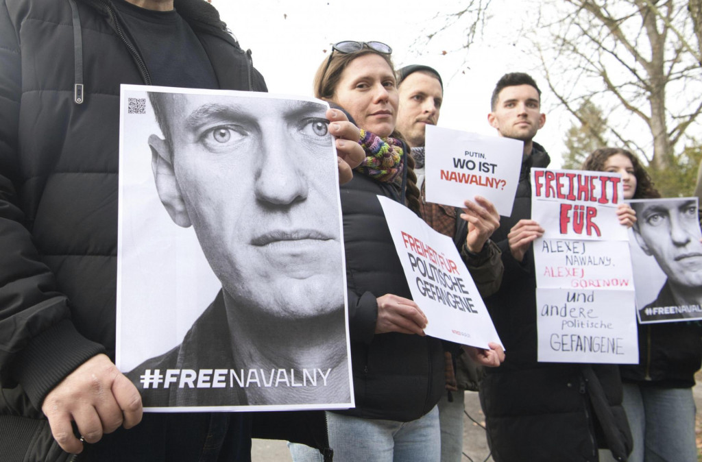 Demonštranti sa zhromažďujú v Berlíne pred domom ruského veľvyslanca Sergeja Nečajeva a požadujú slobodu pre všetkých politických väzňov v Rusku vrátane Alexeja Navaľného. FOTO: TASR/AP