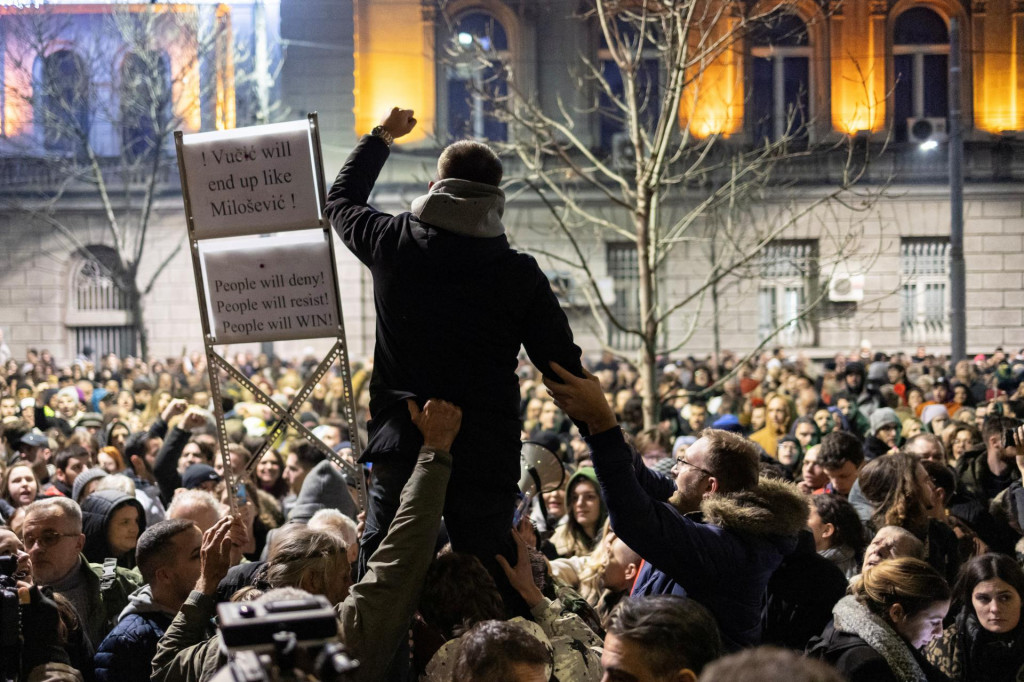 Prívrženci opozície protestovali pred štátnou volebnou komisiou v Belehrade. FOTO: Reuters