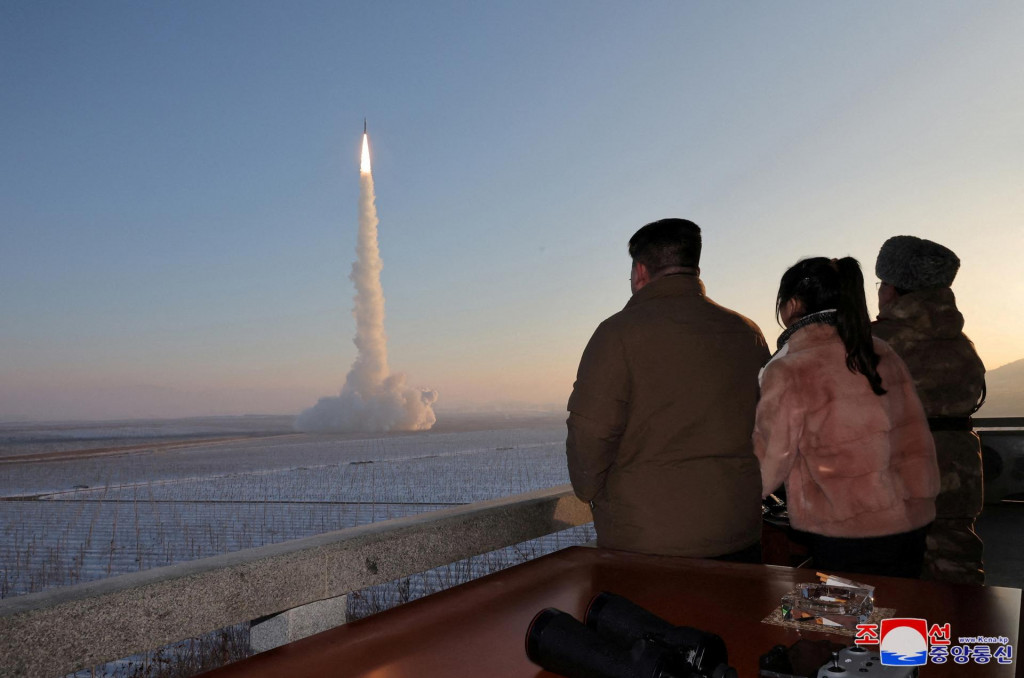 Severokórejský vodca Kim Čong-un sleduje odpálenie medzikontinentálnej balistickej rakety Hwasong-18. FOTO: Reuters