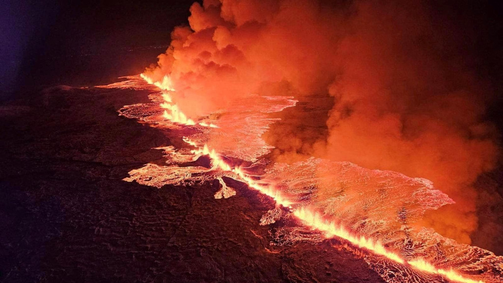 Sopka chrl&iacute; l&aacute;vu a dym pri erupcii v Grindaviku na Islande. FOTO: Reuters