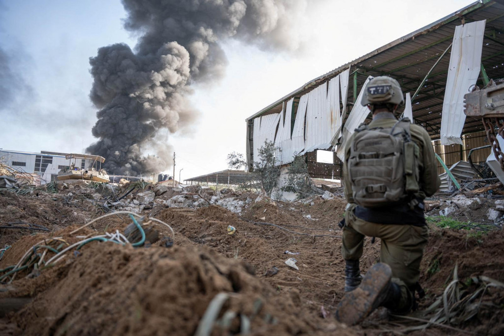 Izraelský vojak pôsobí v pásme Gazy. FOTO: Reuters/IDF