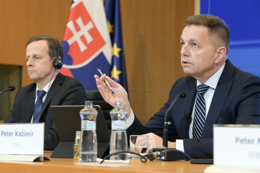 Na sn&iacute;mke sprava guvern&eacute;r N&aacute;rodnej banky Slovenska Peter Kažim&iacute;r a hlavn&yacute; ekon&oacute;m NBS Martin Reiner počas tlačovej konferencie NBS na t&eacute;mu Ekonomick&yacute; a menov&yacute; v&yacute;voj &ndash; zima 2023. FOTO: TASR/P. Neubauer