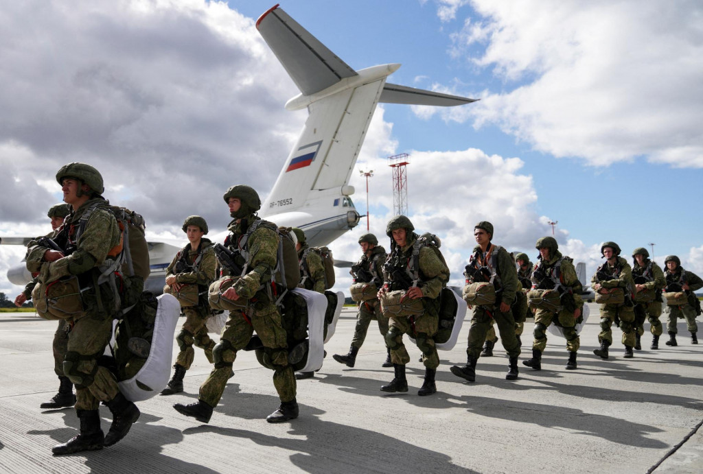 Ruskí výsadkári pred nástupom do transportných lietadiel počas cvičenia v Bielorusku. FOTO: Reuters
