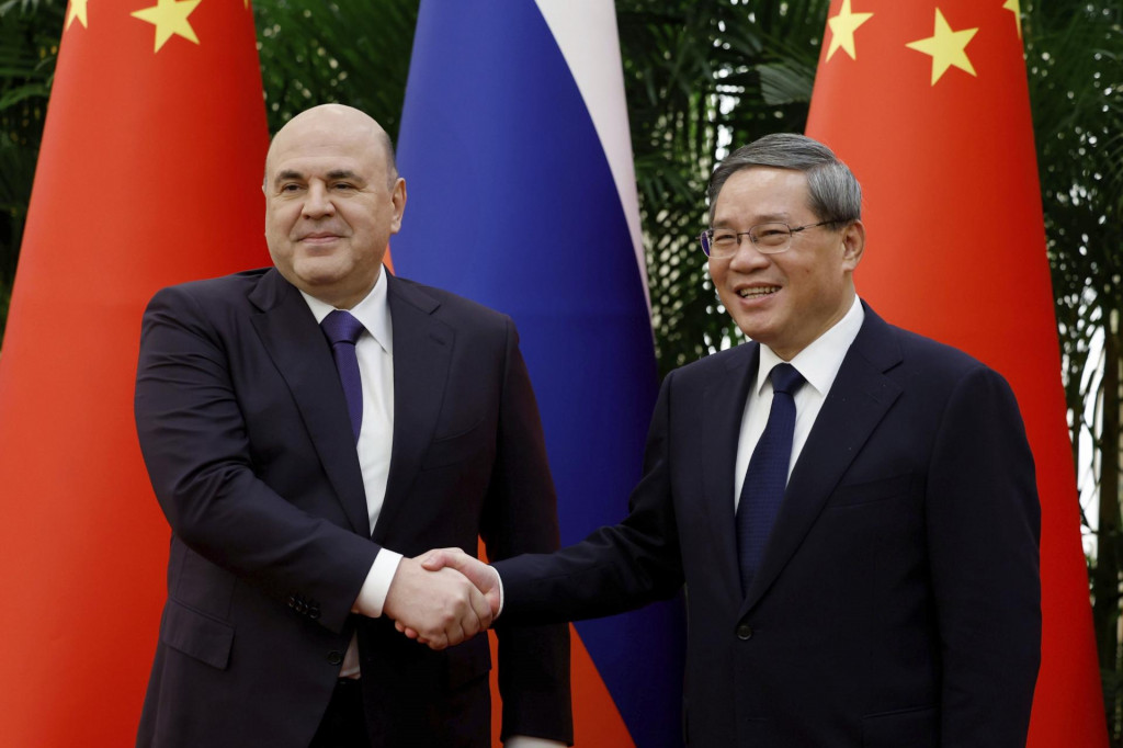 Ruský premiér Michail Mišustin a čínsky premiér Li Čchiang pózujú počas stretnutia v Pekingu. FOTO: TASR/AP