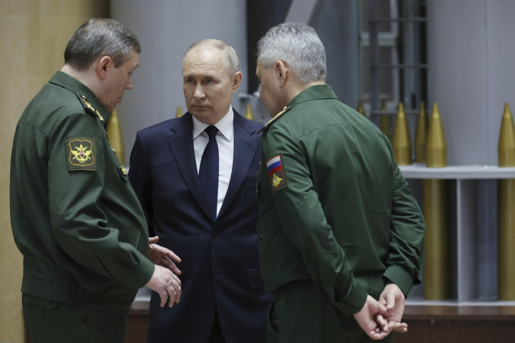 Ruský prezident Vladimir Putin sa rozpráva s ruským ministrom obrany Sergejom Šojguom a veliteľom ruských ozbrojených síl, generálom Valerijom Gerasimovom. FOTO: TASR/AP