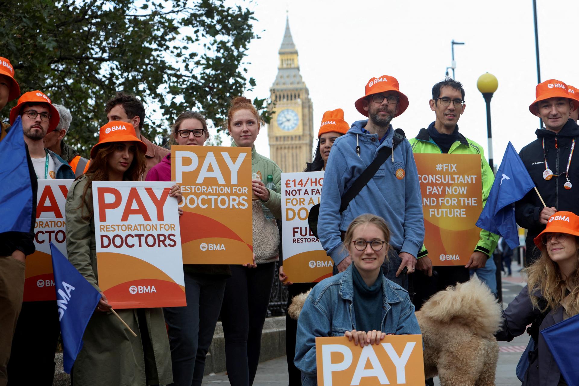 Mladí lekári v Anglicku vstúpili do trojdňového štrajku za vyššie platy