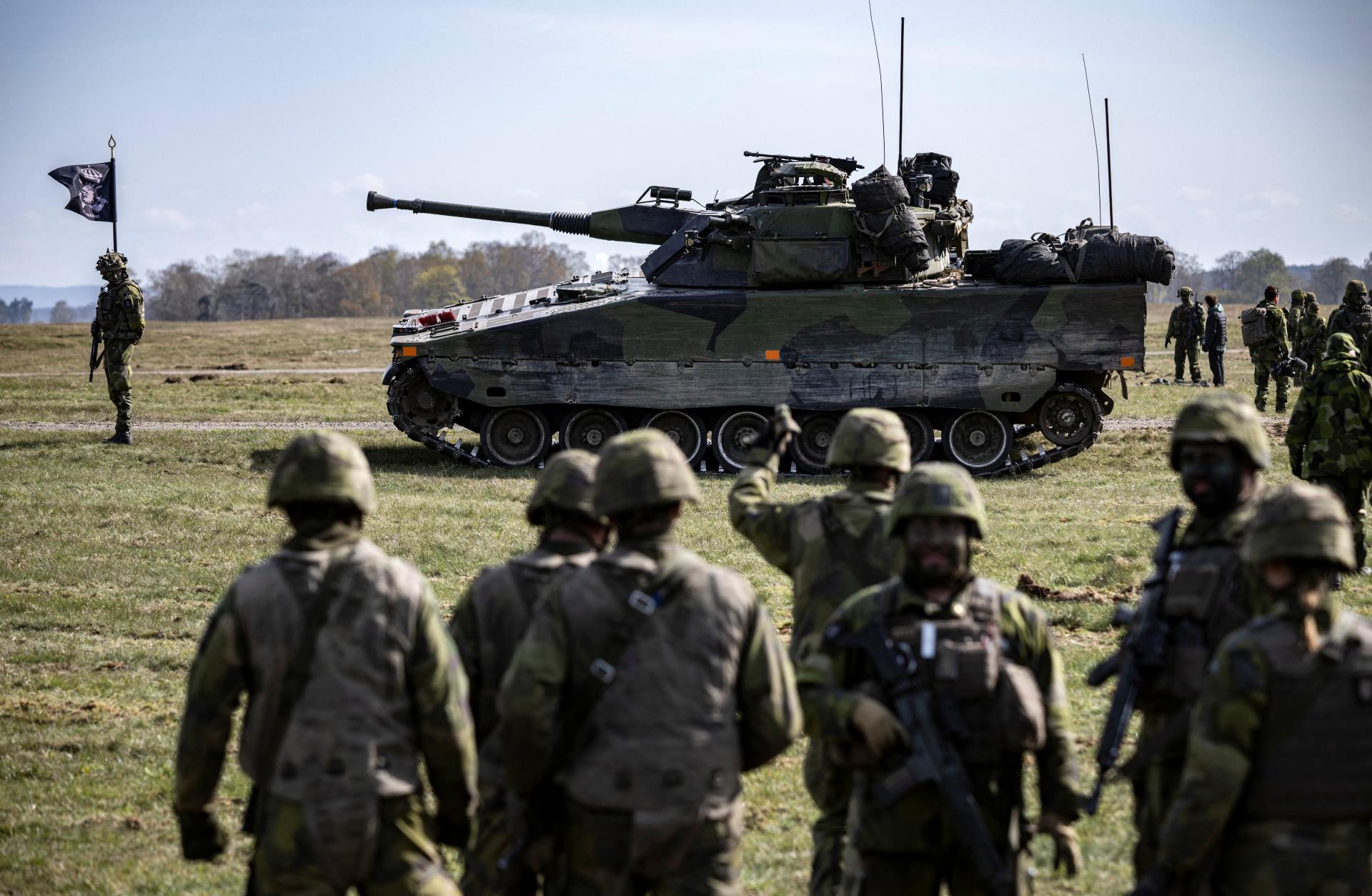 Česká vláda schválila novú armádnu koncepciu, kladie dôraz na modernizáciu a väčší počet vojakov