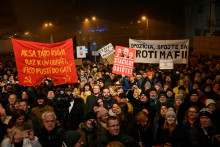 V utorok podvečer sa v Bratislave a ďalších slovenských mestách uskutočnili protesty proti rušeniu Úradu špeciálnej prokuratúry i ďalším navrhovaným vládnym zmenám.