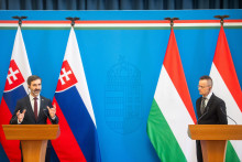 Minister zahraničných vecí a európskych záležitostí Juraj Blanár (vľavo) a maďarský šéf diplomacie Péter Szijjártó. FOTO: TASR/DUNA/MTI-Zoltan Balogh