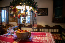 Dve vianočné chalupy: Prienik tradičného ľudového a moderného výtvarného FOTO: Katarína Kincelová