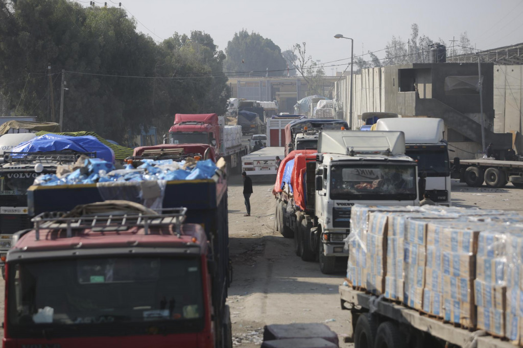 Nákladné autá privážajú humanitárnu pomoc pre Gazu. FOTO: TASR/AP