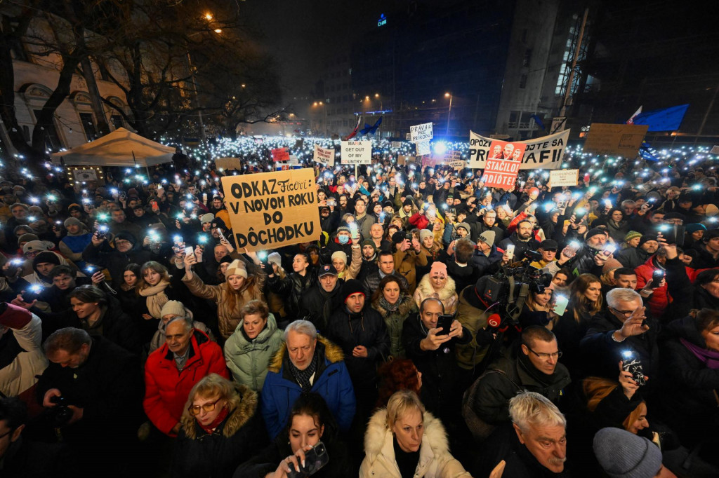 Demonštranti na proteste proti krokom vlády vrátane plánu zrušiť špeciálnu prokuratúru v Bratislave 19. decembra 2023. FOTO: REUTERS/Radovan Stoklasa