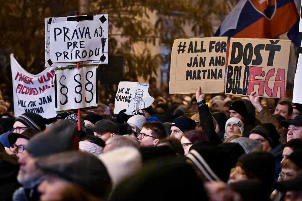 Účastníci držia transparenty počas protestného zhromaždenia SaS, PS a KDH s názvom Zastavme ich! na Námestí SNP v Bratislave. FOTO: TASR/Pavol Zachar