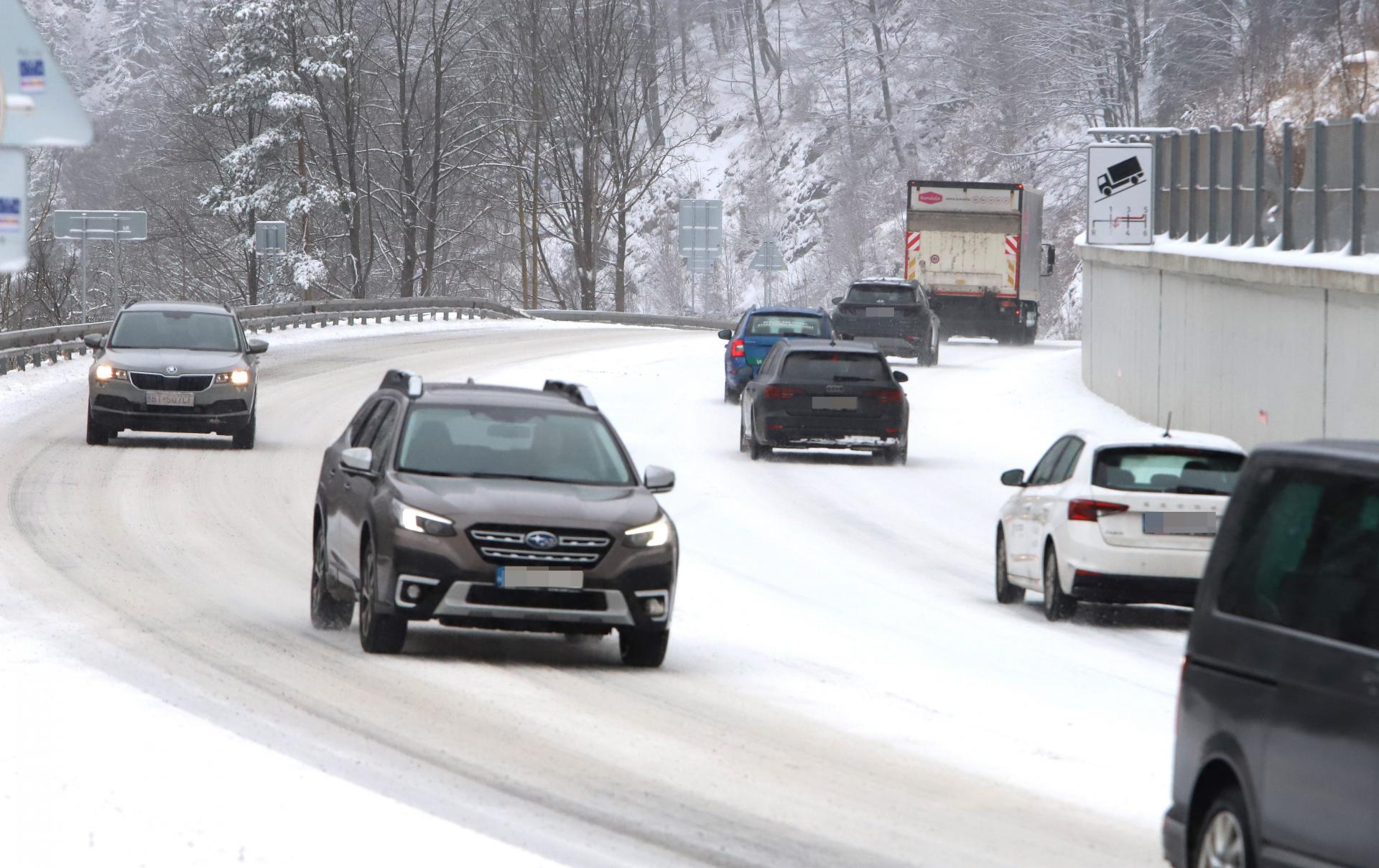 Husté sneženie komplikuje dopravu. Horský priechod Donovaly uzavreli