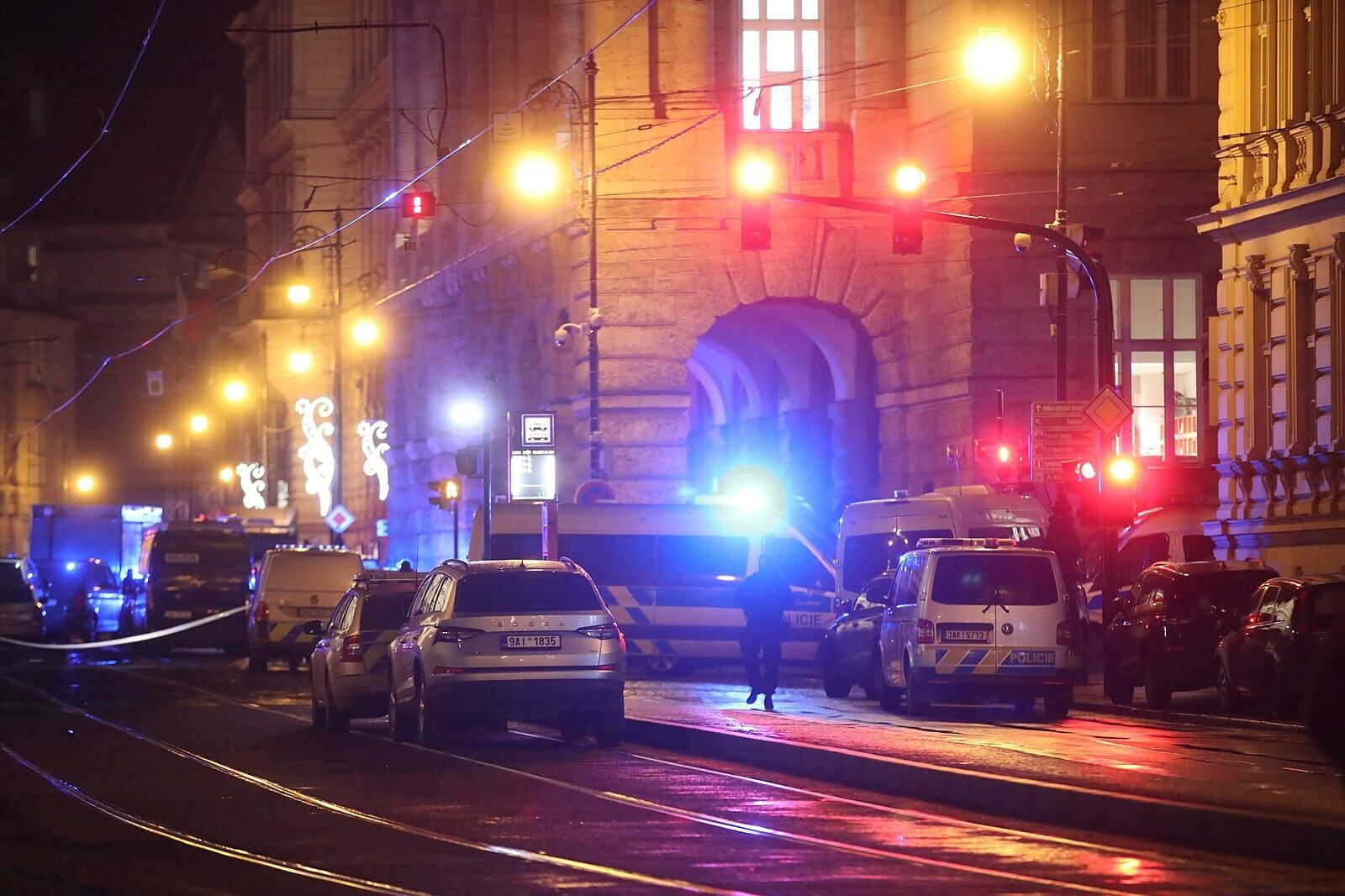 Policajti vypratali okolie Filozofickej fakulty v Prahe. Majú podozrenie na bombu