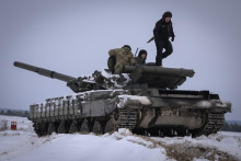 Ukrajinskí vojaci počas vojenského výcviku na Ukrajine. FOTO: TASR/AP