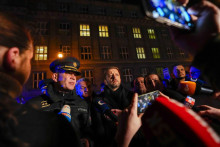 Český minister vnútra Vít Rakušan (uprostred) a policajt Martin Vondrášek (vľavo) hovoria s novinármi po masovej streľbe na Filozofickej fakulte Univerzity Karlovej v centre Prahy. FOTO: TASR/AP