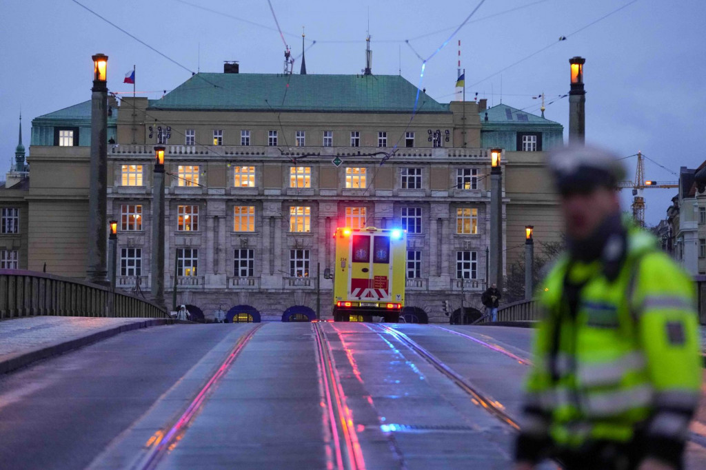 Sanitka smeruje k budove Filozofickej fakulty Univerzity Karlovej po streľbe v centre Prahy. FOTO: TASR/AP