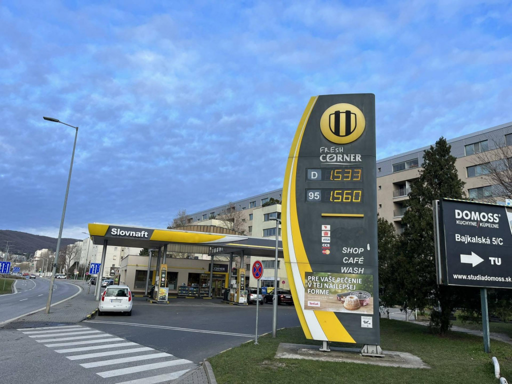 Aktuálne ceny palív na pumpe Slovnaftu na Bajkalskej ulici v Bratislave.

FOTO: HN