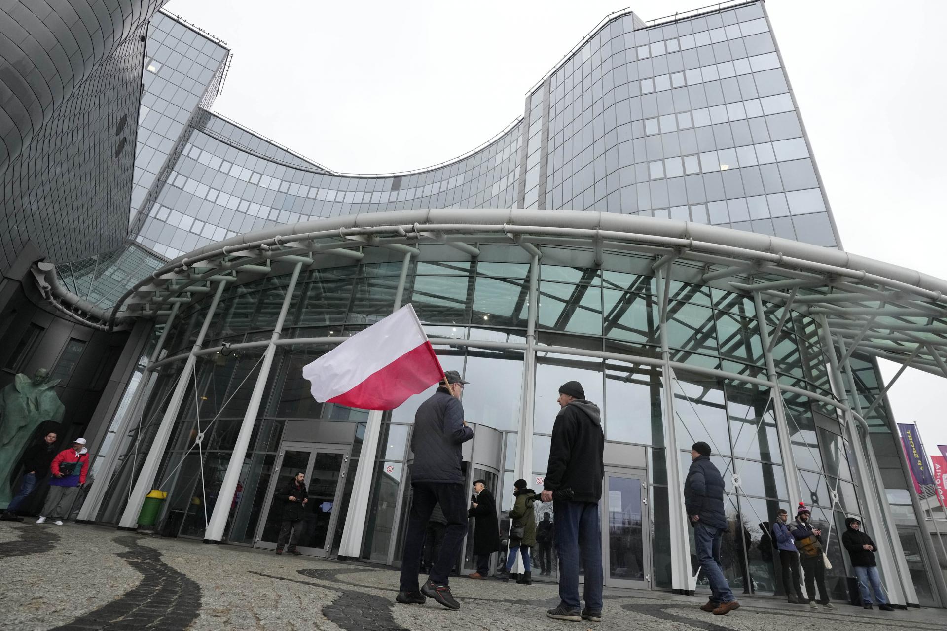 Spor novej poľskej vlády s opozíciou o médiá pokračuje, tentoraz v agentúre PAP
