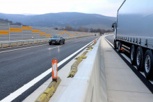 Na snímke novodobudovaný úsek rýchlostnej cesty R2 Mýtna v okrese Lučenec. FOTO: TASR/J. Krošlák
