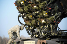 Americký vojak kontroluje batériu protiraketovej obrany Patriot. FOTO: Reuters