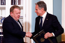 Americký minister zahraničných vecí Antony Blinken a dánsky minister zahraničných vecí Lars Loekke Rasmussen si podávajú ruky po slávnostnom podpise dohody o obrannej spolupráci na ministerstve zahraničných vecí vo Washingtone. FOTO: Reuters