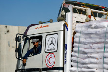 Rezolúcia vyzýva Izrael, aby okamžite umožnil bezpečný prístup humanitárnej pomoci. FOTO: Reuters