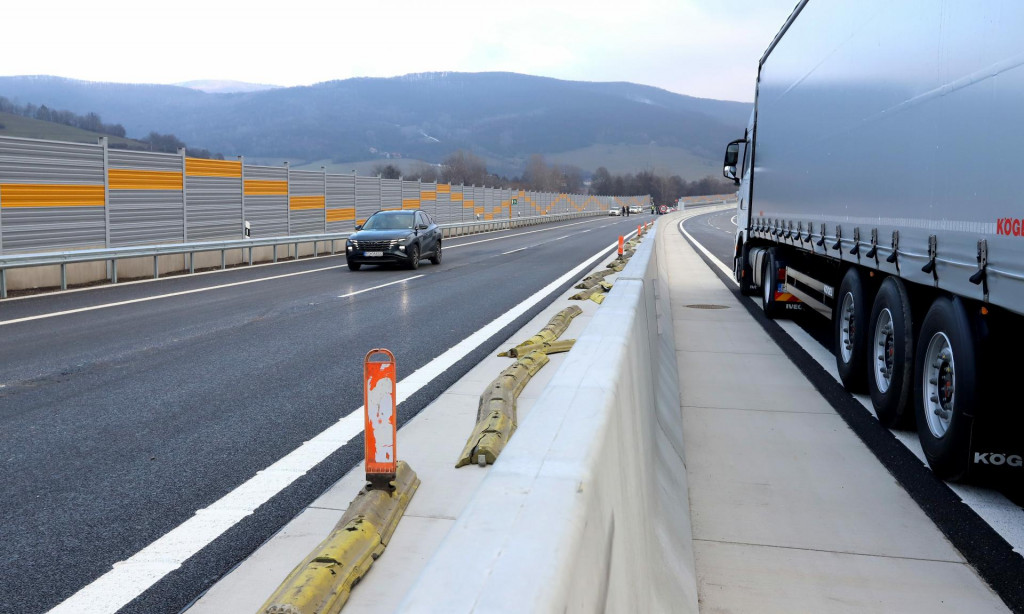 Na snímke novodobudovaný úsek rýchlostnej cesty R2 Mýtna v okrese Lučenec. FOTO: TASR/J. Krošlák