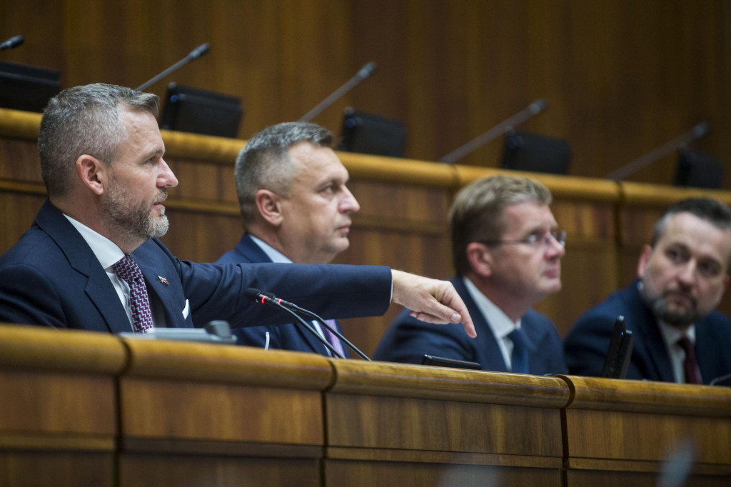 Predseda NR SR Peter Pellegrini za Hlas-SD (va snímke vľavo) riadi schôdzu Národnej rady. FOTO: TASR/Jakub Kotian