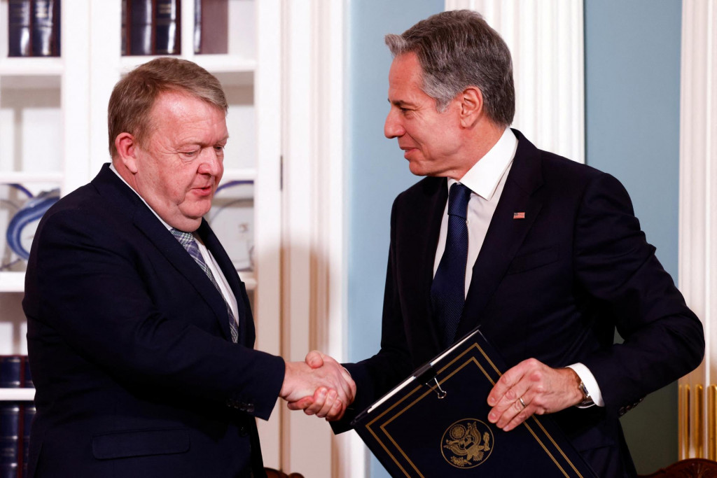 Americký minister zahraničných vecí Antony Blinken a dánsky minister zahraničných vecí Lars Loekke Rasmussen si podávajú ruky po slávnostnom podpise dohody o obrannej spolupráci na ministerstve zahraničných vecí vo Washingtone. FOTO: Reuters