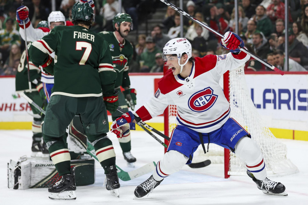 Slovensk&yacute; hr&aacute;č Montrealu Canadiens Juraj Slafkovsk&yacute; (20) oslavuje g&oacute;l proti Minnesote Wild v z&aacute;pase z&aacute;morskej hokejovej NHL v meste St Paul 21. decembra 2023. FOTO: TASR/AP