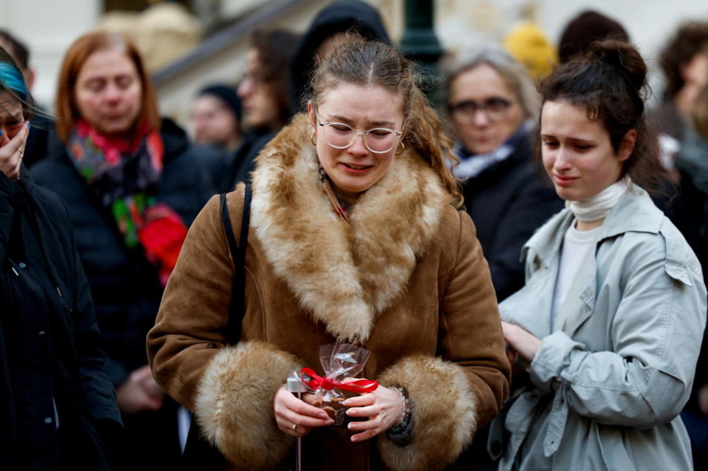 Ľudia smútia po tragickom útoku v centre Prahy. FOTO: Reuters