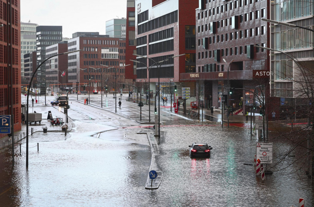 Zatopené vozidlo na zaplavenej ulici Hafencity v nemeckom Hamburgu. FOTO: TASR/AP