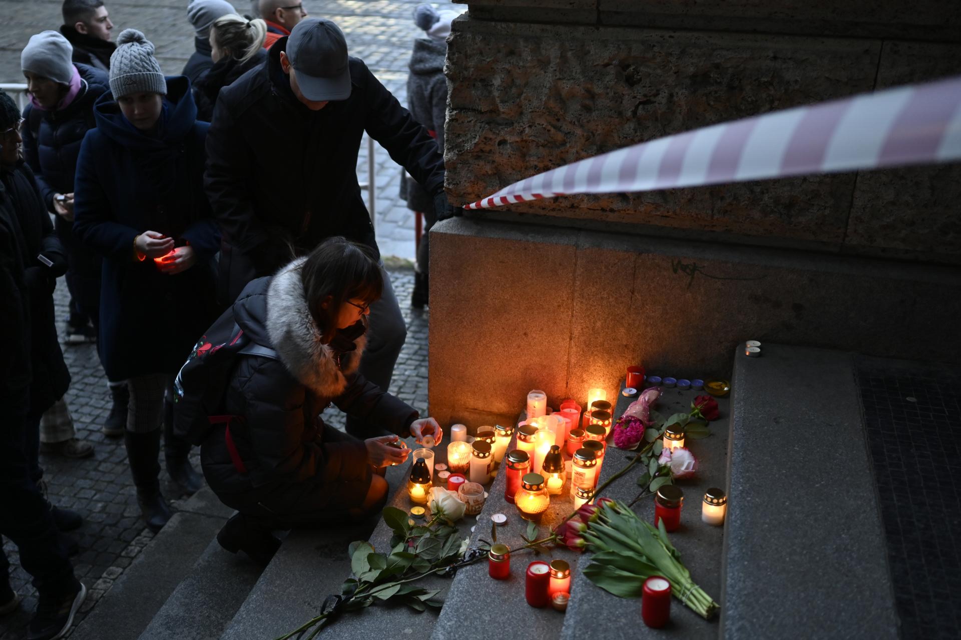 Česko drží štátny smútok za obete streľby v Prahe, ľudia im vzdávajú úctu