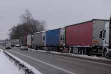 Kamióny sa zoraďujú v dlhom rade, aby prekročili poľsko-ukrajinskú hranicu na priechode Dorohusk-Jagodzin. FOTO: Reuters