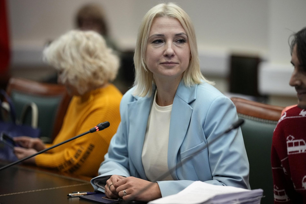 Ruská politička Jekaterina Duncovová, vyzývajúca na mier na Ukrajine, odovzdáva volebnej komisii dokumenty potrebné na registráciu svojej kandidatúry v prezidentských voľbách v roku 2024 v Moskve. FOTO: TASR/AP