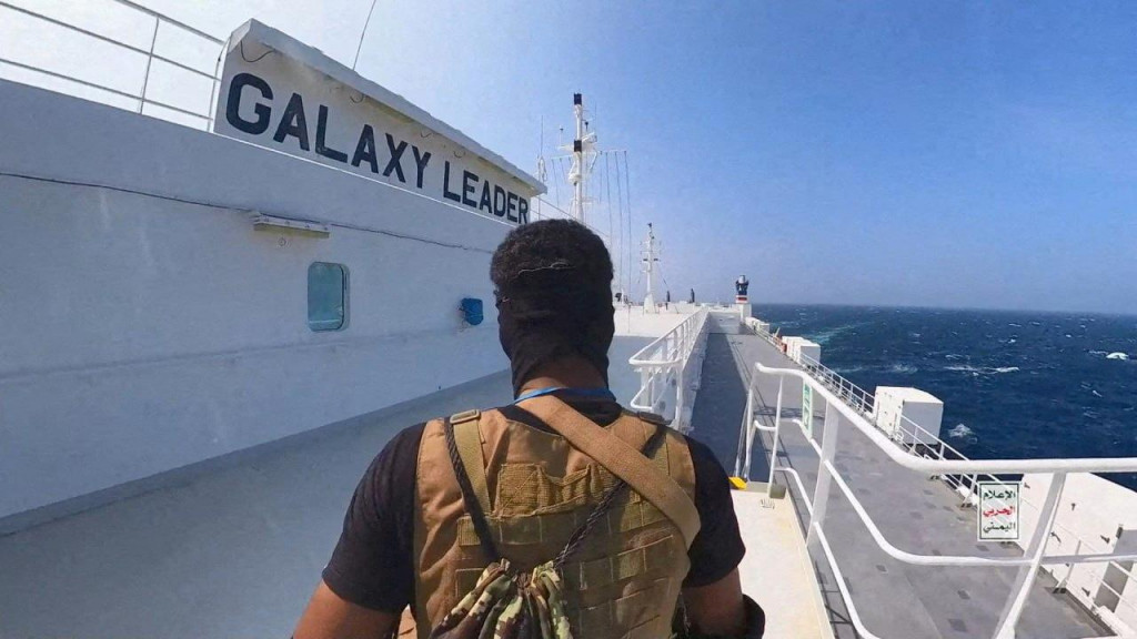 Bojovník stojí na nákladnej lodi Galaxy Leader v Červenom mori. FOTO: Reuters