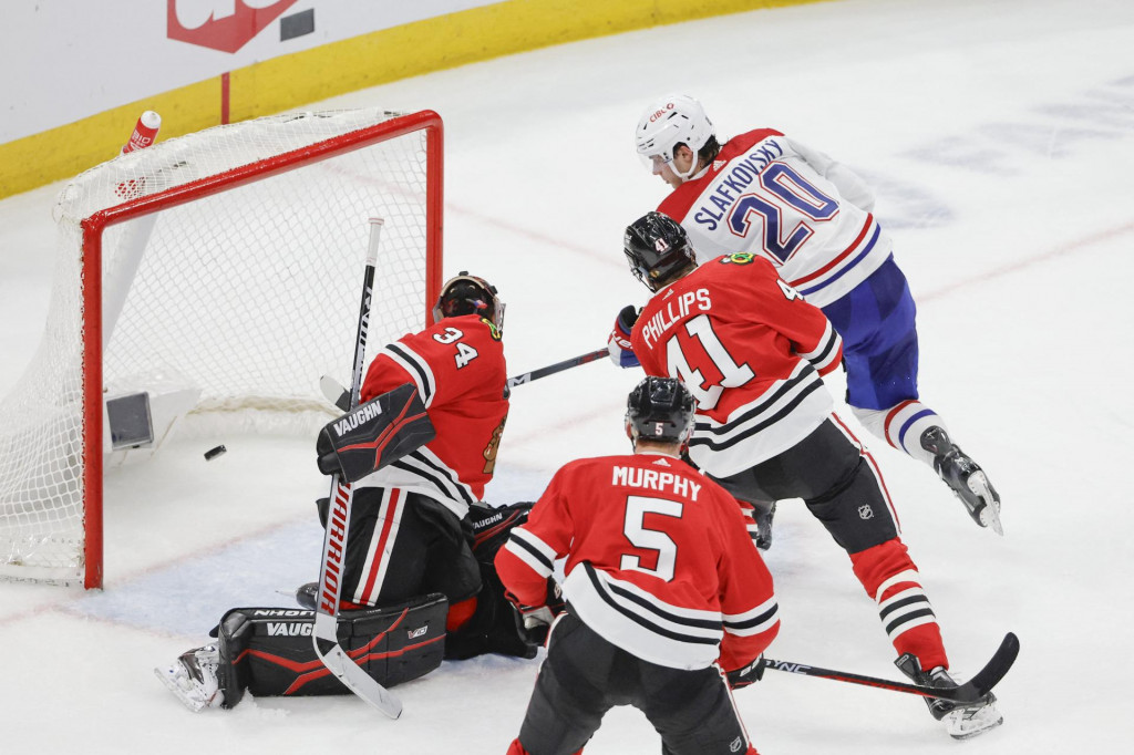 Montreal Canadiens left wing Juraj Slafkovsky (20) shoots and scores against Chicago Blackhawks goaltender Petr Mrazek (34) during the second period at United Center. FOTO: Kamil Krzaczynski/USA TODAY Sports