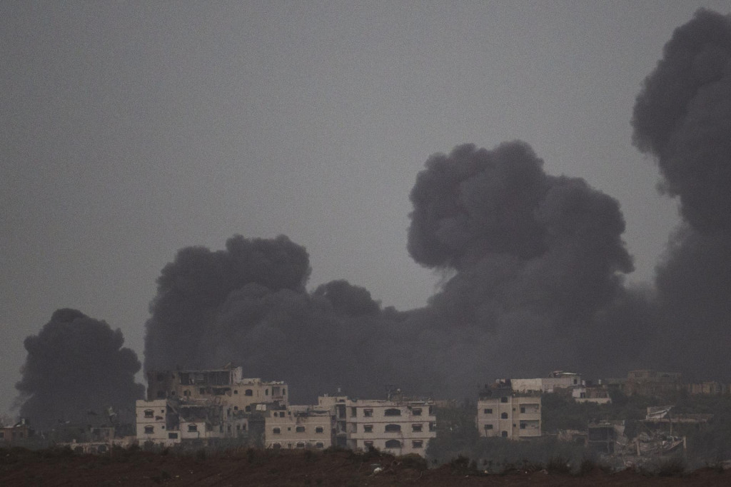 Dym stúpa pri explózii po izraelskom bombardovaní pásma Gazy, čo je viditeľné z juhu Izraela. FOTO: TASR/AP